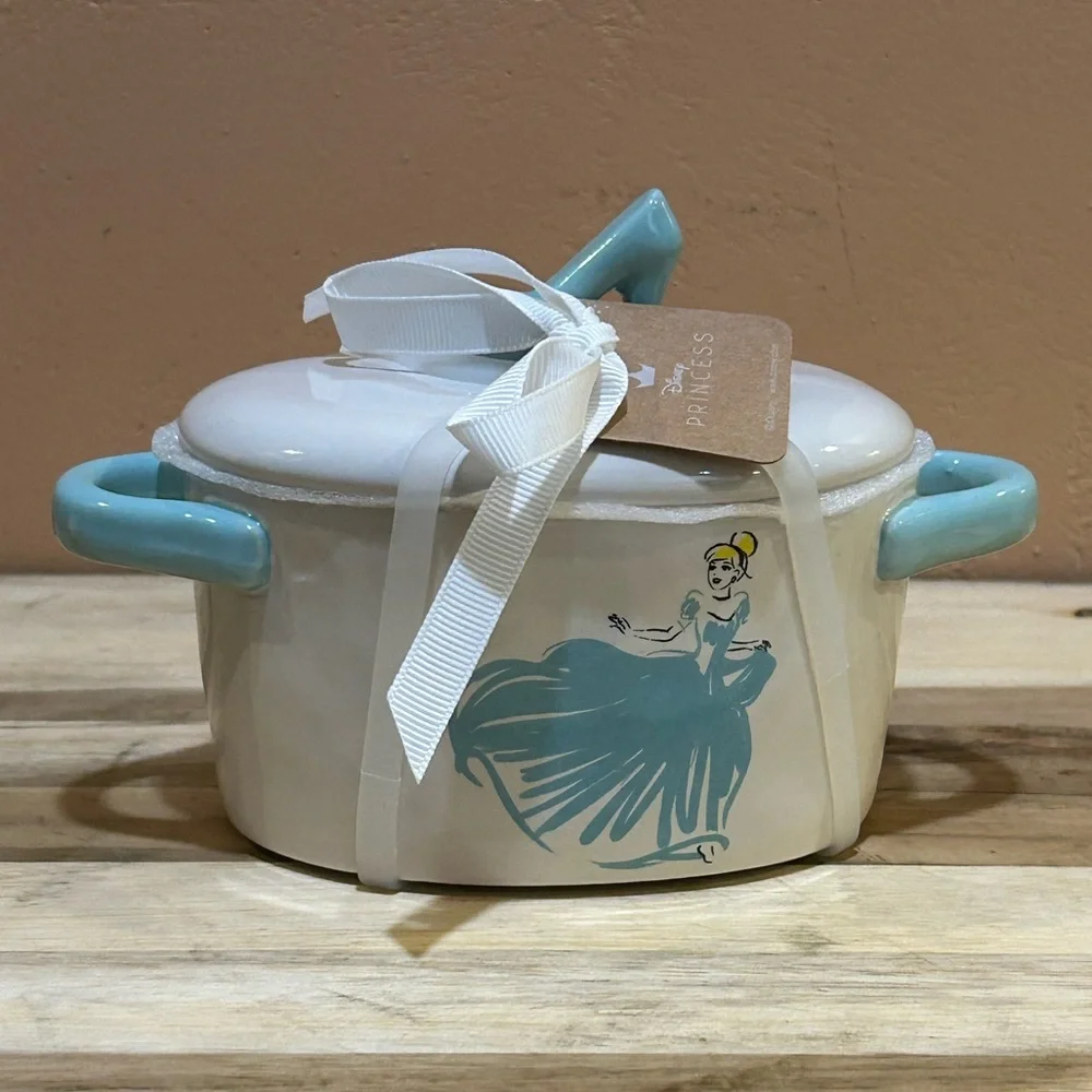 NWTS RAE DUNN DISNEY PRINCESS COLLECTION CINDERELLA CERAMIC BAKING DISH.